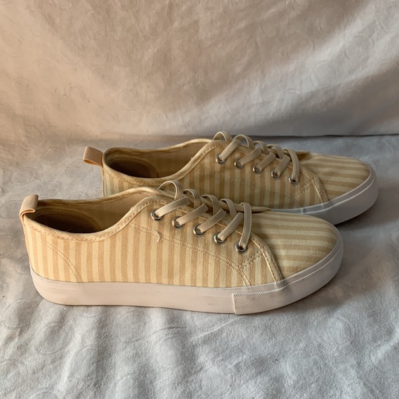 Serra Striped Slip-Ons NWOT Size 8 Women’s Pre-Laced no wear or stains - Picture 7 of 7